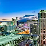 Two-Bedroom Conjoined Studio Suite W/Balcony & Strip View At Signature
