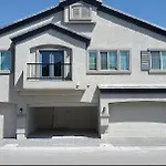 Beautiful Townhouse With King Suite!