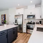 New 2022 Home, 10Min From Strip, Modern