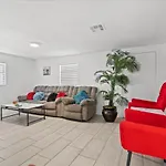 5 Mins To Las Vegas Strip, Casinos, Conventions, F1, Free Fast Wifi, 5 Roku Tvs, Massage Chair