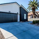 New 2022 Home, 10Min From Strip, Modern