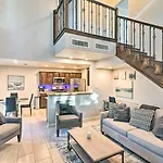 Contemporary Vegas Townhome With Community Pool