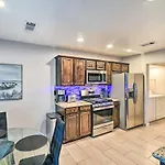 Contemporary Vegas Townhome With Community Pool