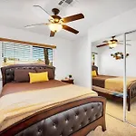 Centrally Located Spacious Vacation Hom 13 M Strip