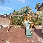 Centrally Located Spacious Vacation Hom 13 M Strip