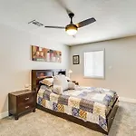 Central Henderson Retreat Near Dining And Lake Mead!