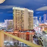 Lucky Gem Penthouse & Luxury Suites At Signature Resort, Balcony Strip View 3505