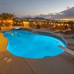 3400 Sqft House W/40Ft Heated Pool/Spa- Strip View