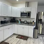 Stylish Apartment Near The Strip !!!