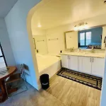 Cute 2 Bedroom 2 Bath 2 Mile Strip5