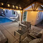 Family Friendly Contemporary House With Pool