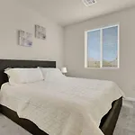 Serenity Retreat: 3Br, Heated Pool, Parking
