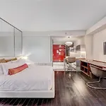 Stunning Escape Top Floor Strip-View Studio 31316