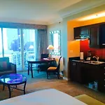 888 Deluxe Suite At Signature Condo Hotel