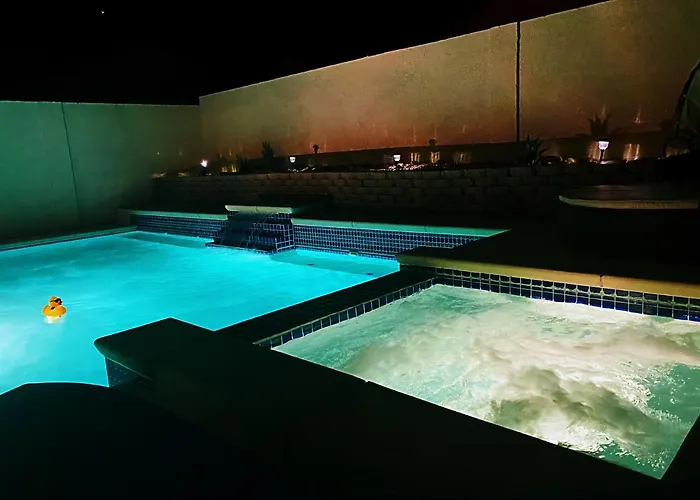 Amazing Pool And Jaccuzi 3 Bedroom In Heart Of Lv