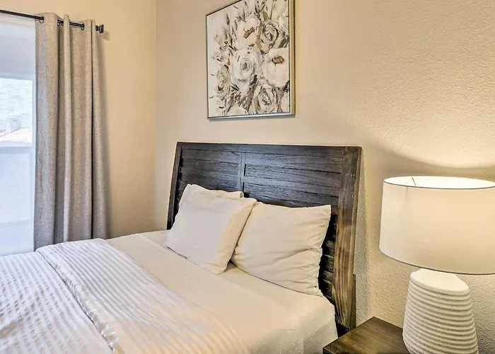 Contemporary Vegas Townhome With Community Pool