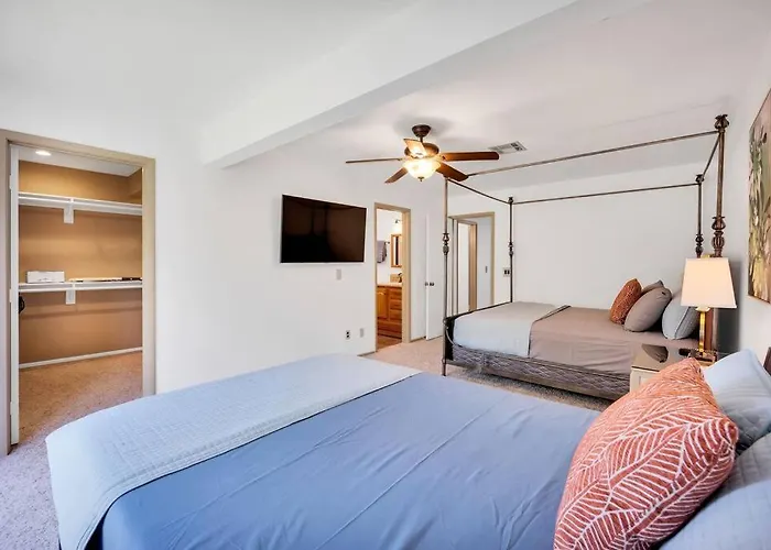 Centrally Located Spacious Vacation Hom 13 M Strip