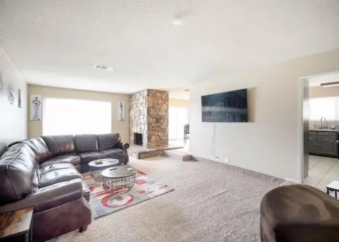 Pool 4 Bedroom 2 Bath Close To Strip