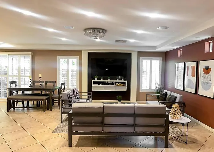 Spacious 4-Bed Family Retreat Wifi & Parking