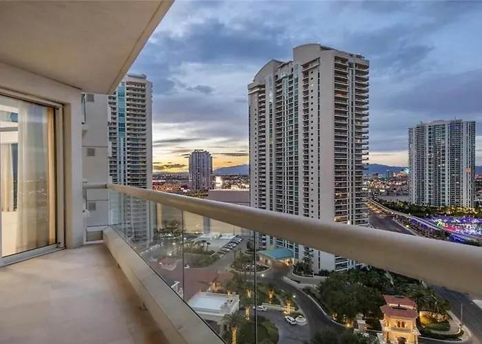 Stunning Four Bedroom Fully Professionally Remodeled Apartment