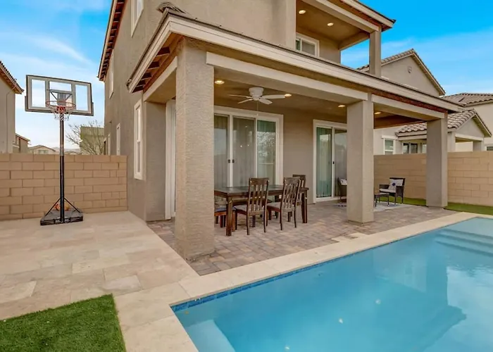 Serenity Retreat: 3Br, Heated Pool, Parking