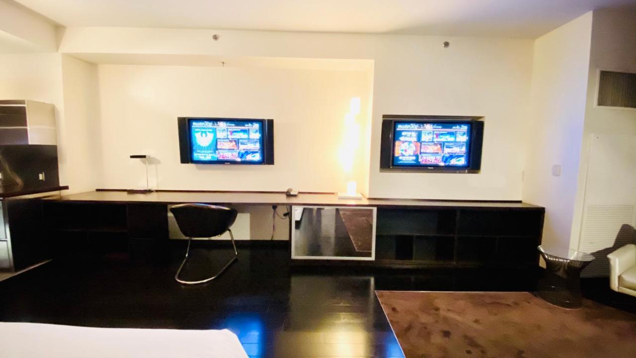Palms Studio * No Fees * Free Valet *