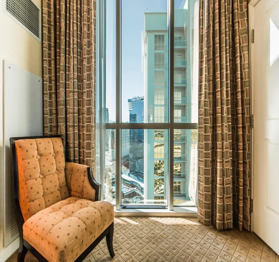 1br Penthouse-stripview-free Parkin-no Fees *