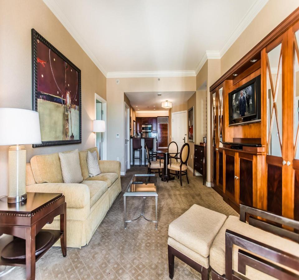 1br Penthouse-stripview-free Parkin-no Fees Apartamento