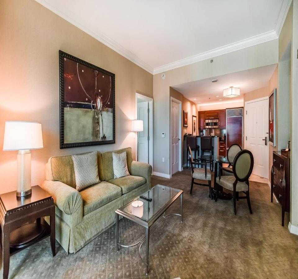 1br Penthouse-stripview-free Parkin-no Fees *