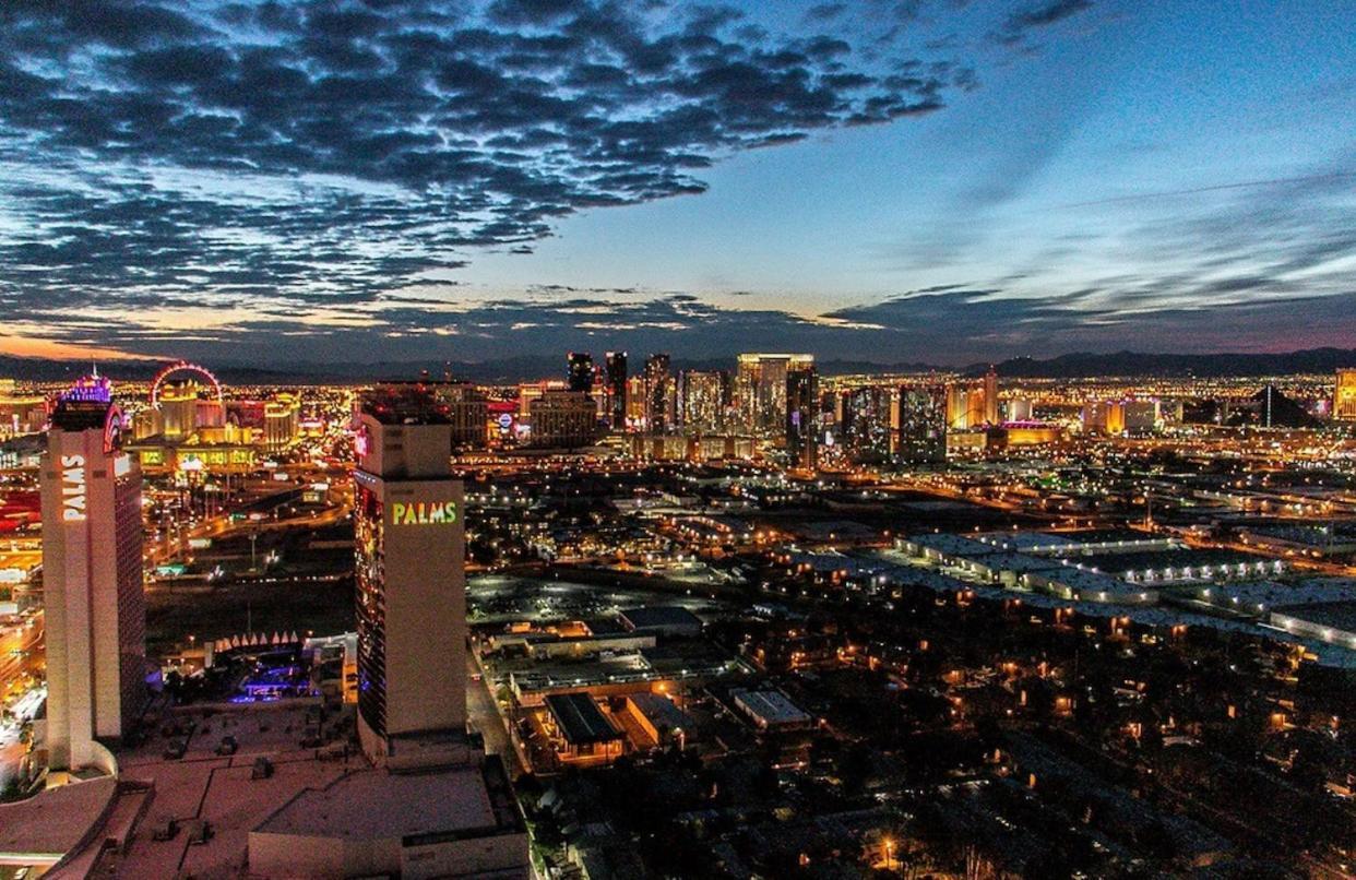 Palms Place Strip View Apartahotel *