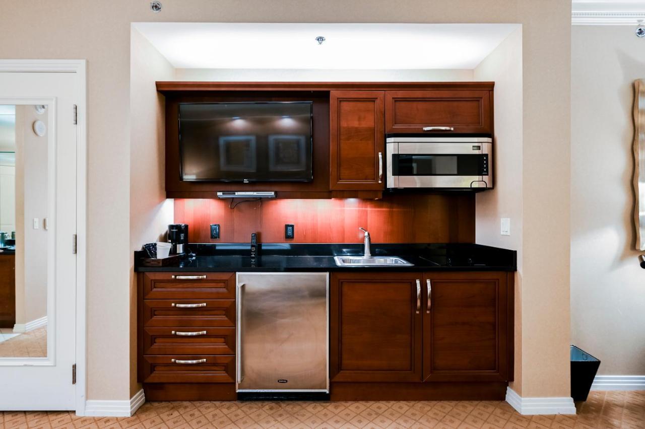Two-bedroom Conjoined Studio W/balcony & Strip View At Signature *