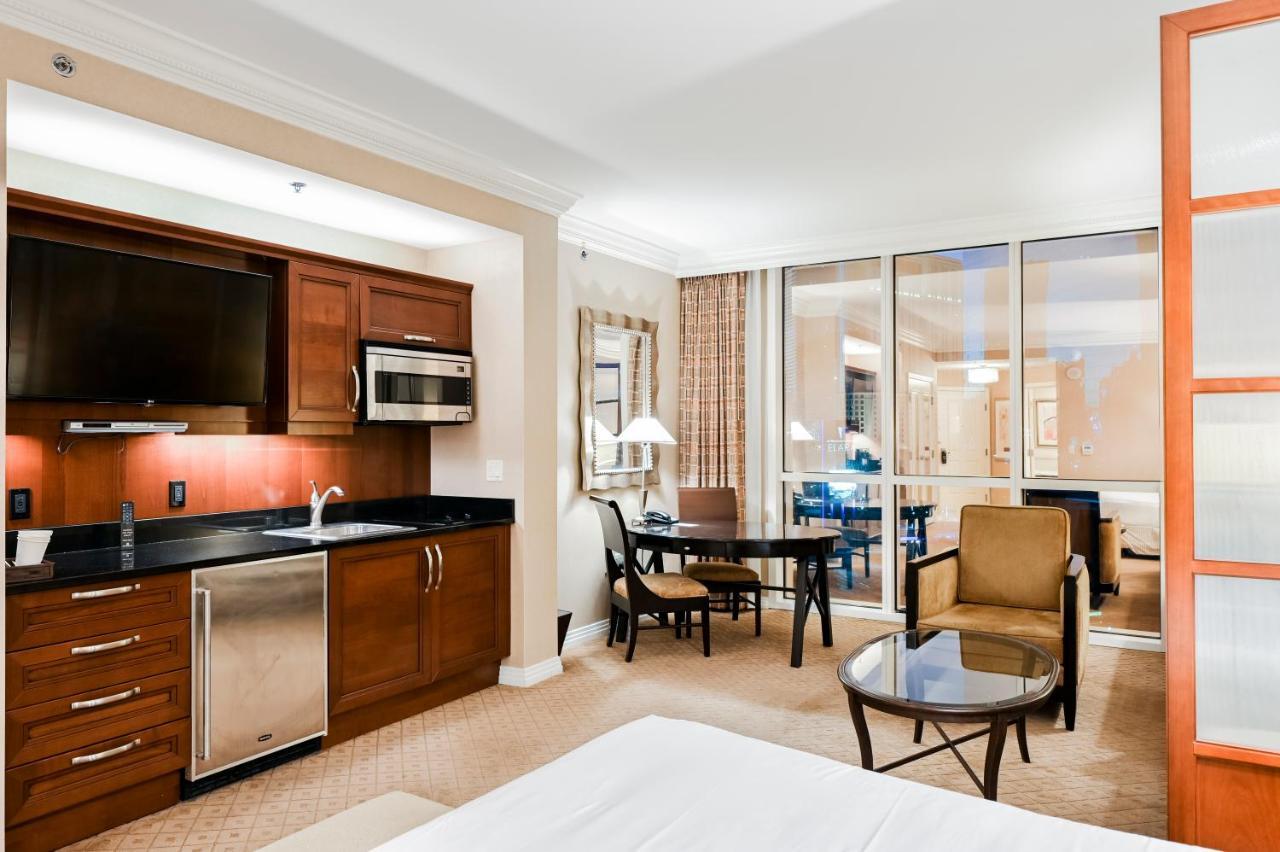 Two-bedroom Conjoined Studio W/balcony & Strip View At Signature Apartamento *