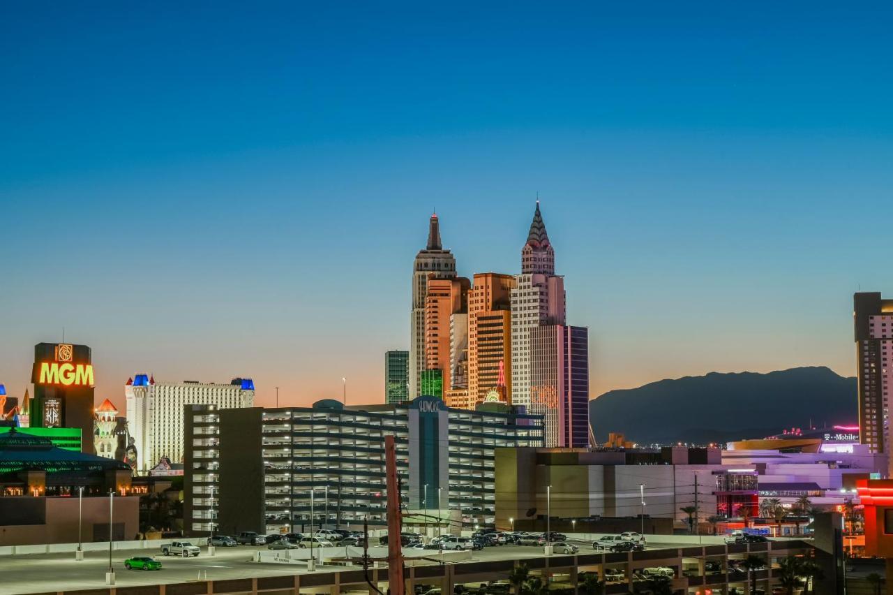 Two-bedroom Conjoined Studio W/balcony & Strip View At Signature * Las Vegas