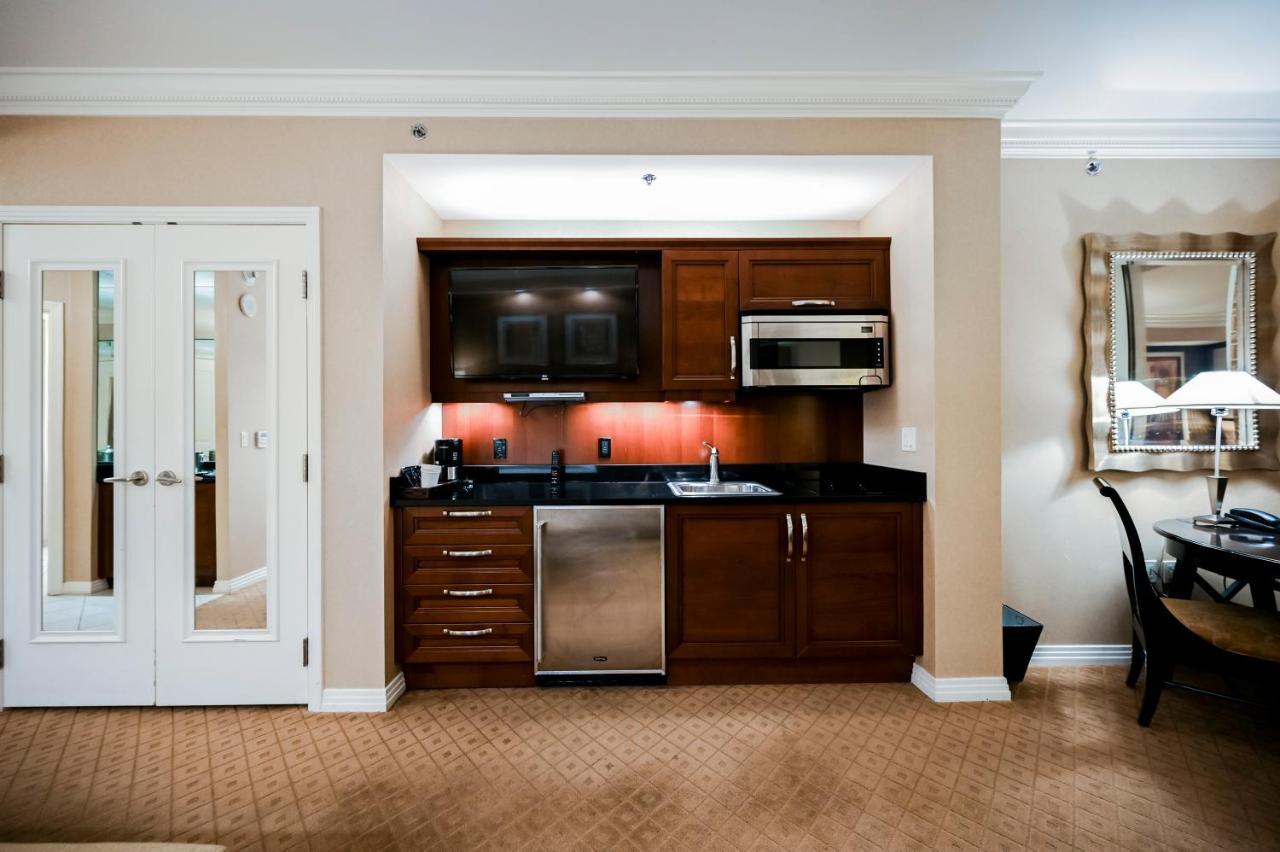 Two-bedroom Conjoined Studio W/balcony & Strip View At Signature Apartamento *