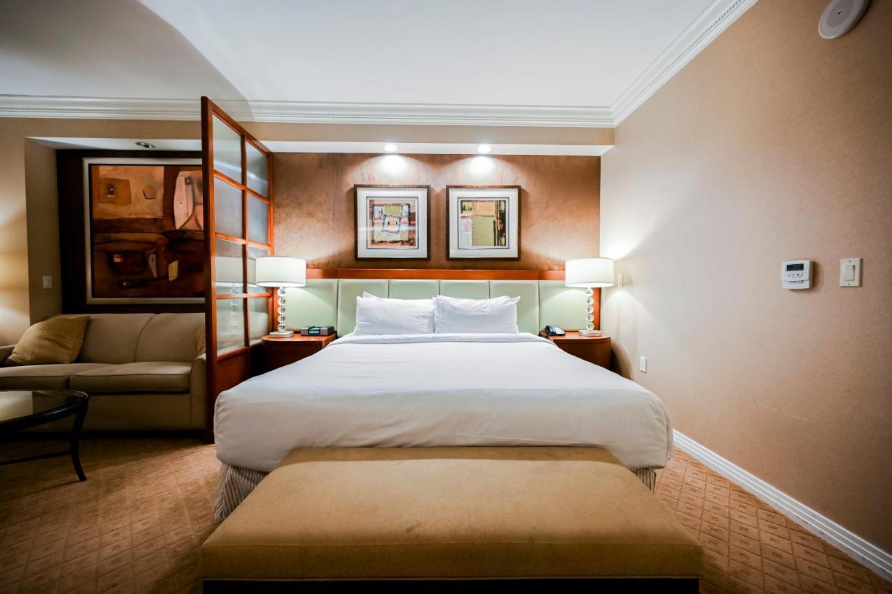 Two-bedroom Conjoined Studio W/balcony & Strip View At Signature Las Vegas