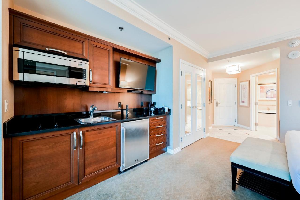 Two-bedroom Conjoined Studio W/balcony & Strip View At Signature Apartamento *