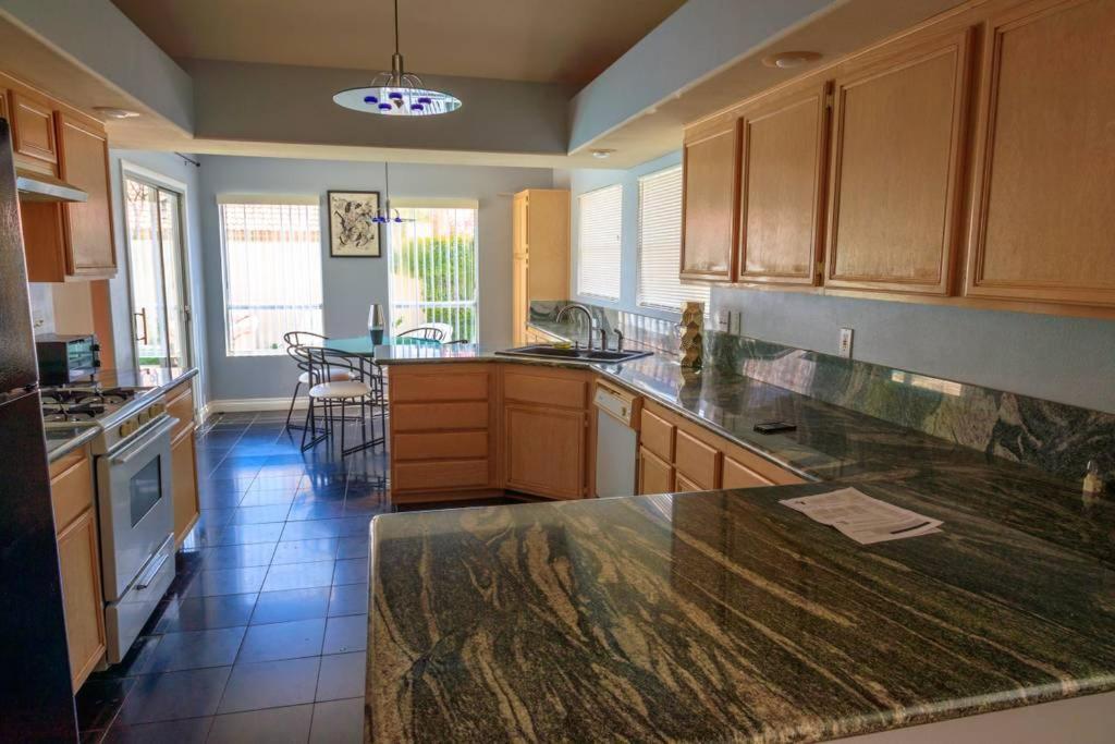 Сasa de vacaciones Luxury 1900 Sq Ft House Huge 46 Ft Pool & Hot *