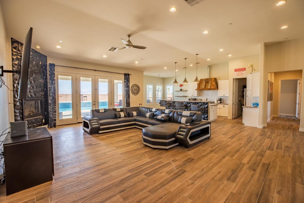 Сasa de vacaciones 3400 Sqft House W/40ft Heated Pool/spa- Strip View *