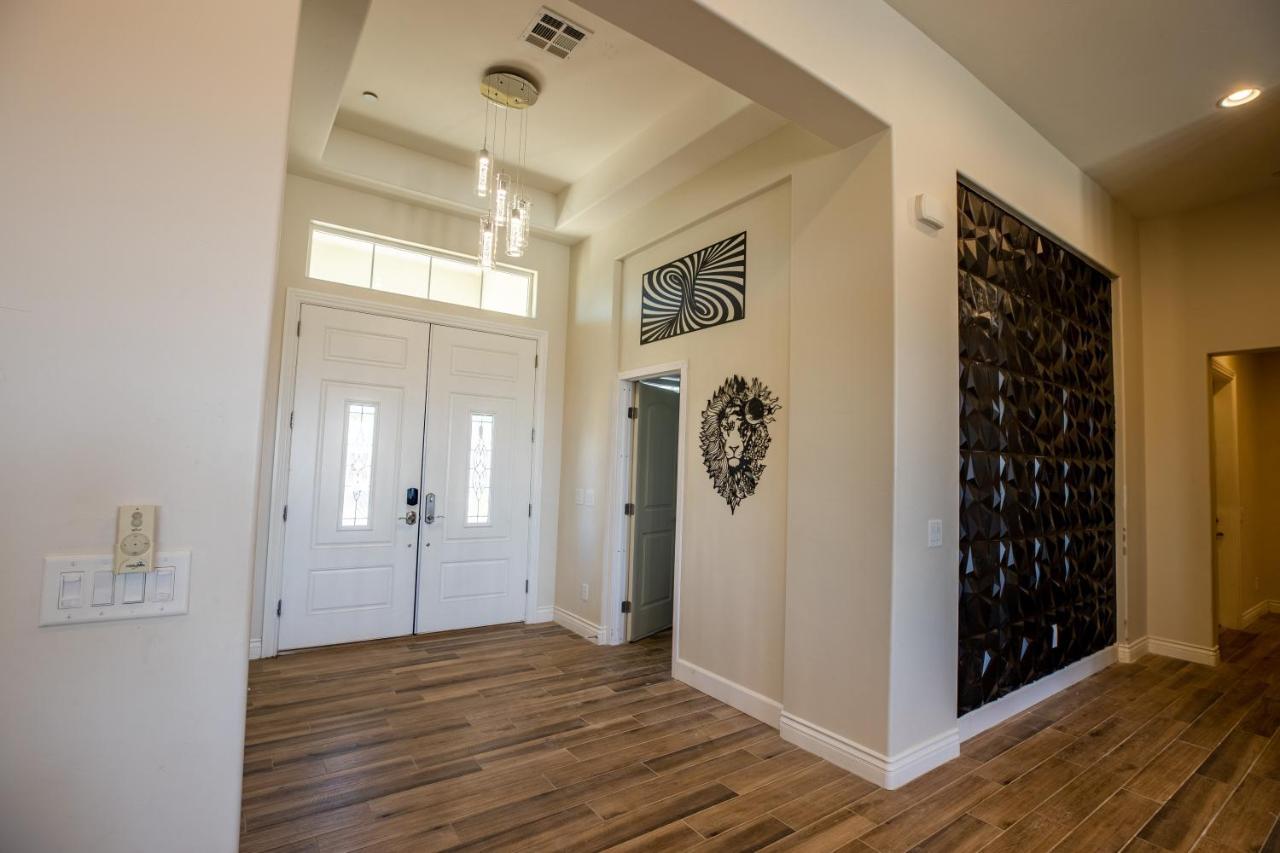 3400 Sqft House W/40ft Heated Pool/spa- Strip View *