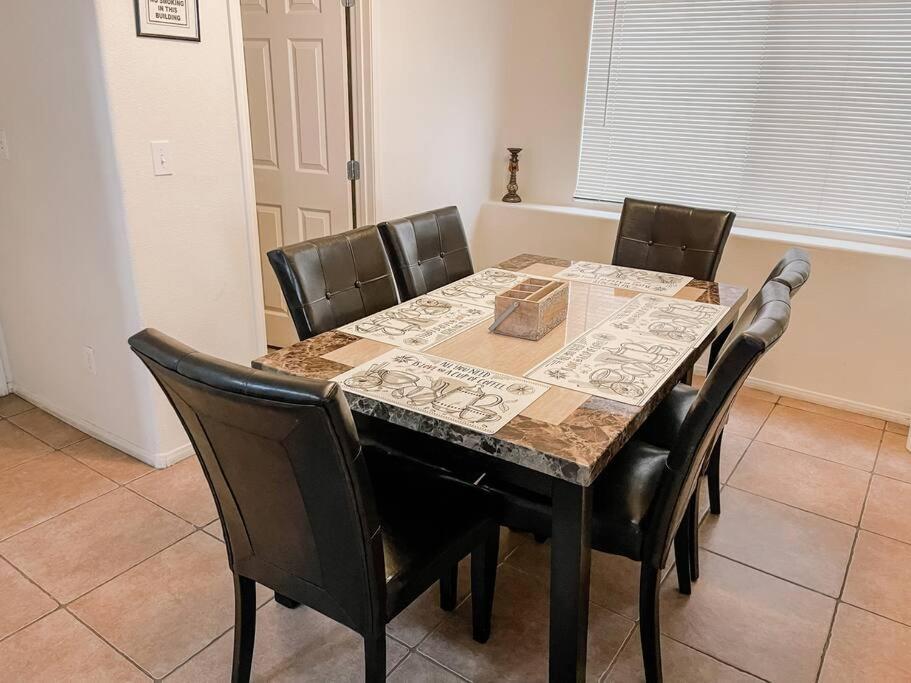 3 Bedroom 15min To Strip/fremont St Exp Fast Wifi Сasa de vacaciones