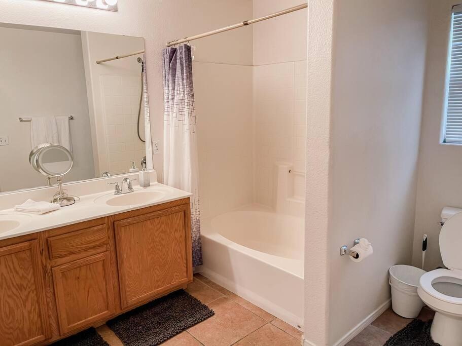 Сasa de vacaciones 3 Bedroom 15min To Strip/fremont St Exp Fast Wifi Las Vegas