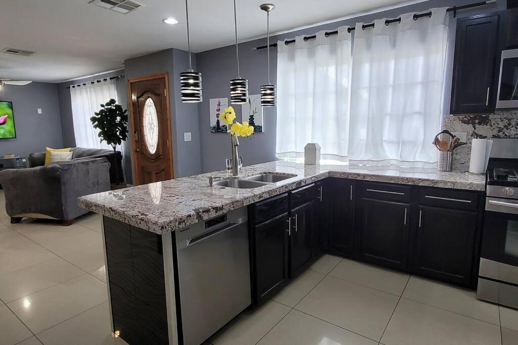 K - Fully Remodeled And Professionally Decorated Сasa de vacaciones