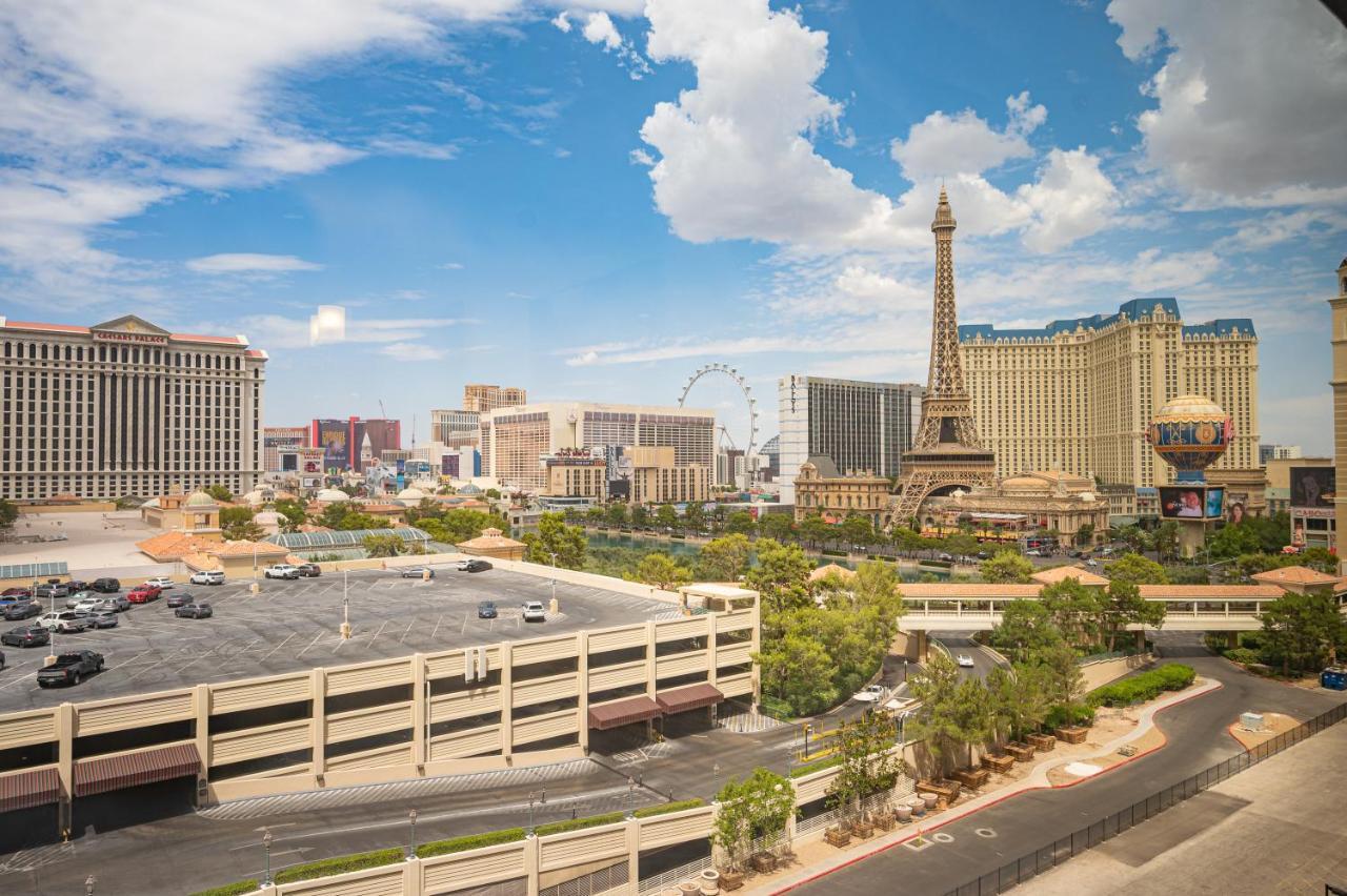 Iconic Vegas Views - 6 Comfy Beds, No Fees, Center Strip!