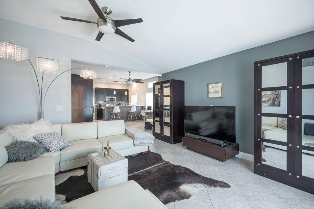 Сasa de vacaciones Modern Home! Pool & Jacuzzi