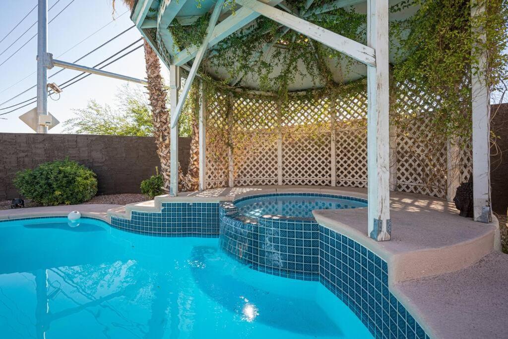 Modern Home! Pool & Jacuzzi Сasa de vacaciones *