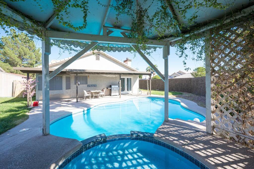 Сasa de vacaciones Modern Home! Pool & Jacuzzi