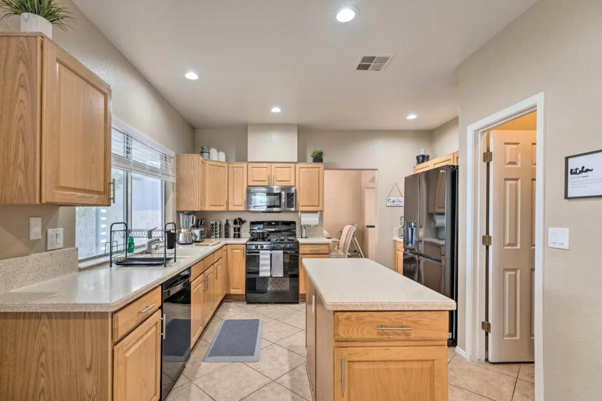 Сasa de vacaciones A Beautiful House With Hot Tub, Grill & Games!
