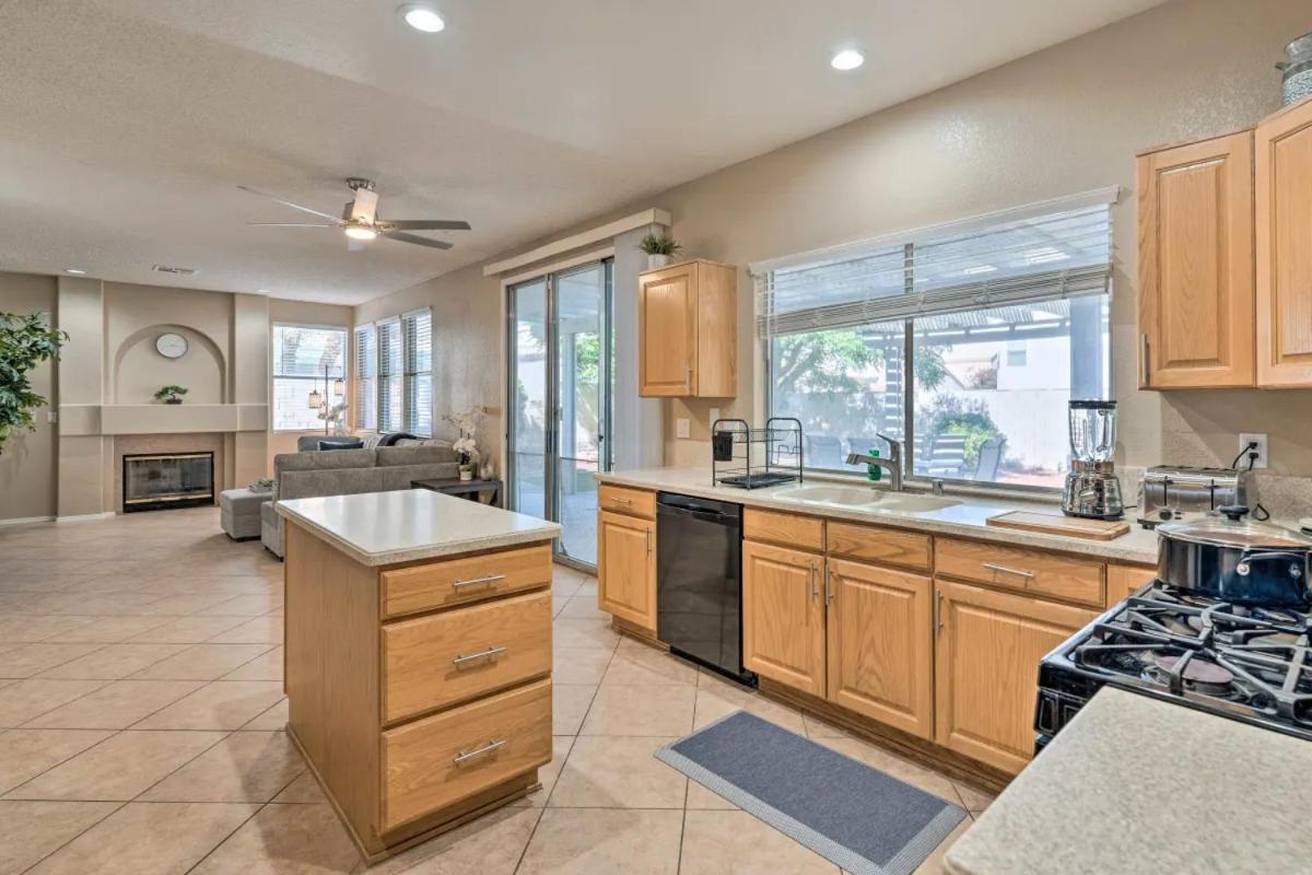 A Beautiful House With Hot Tub, Grill & Games! Сasa de vacaciones