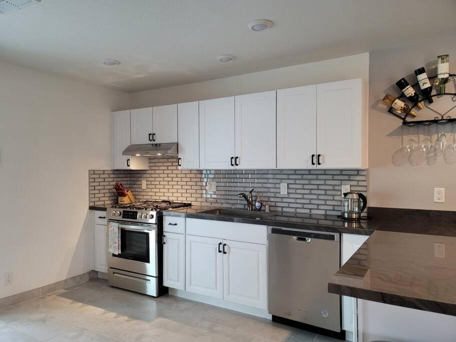 Cheerful, Fresh And Spacious 3 Bedroom Townhome, Las Vegas