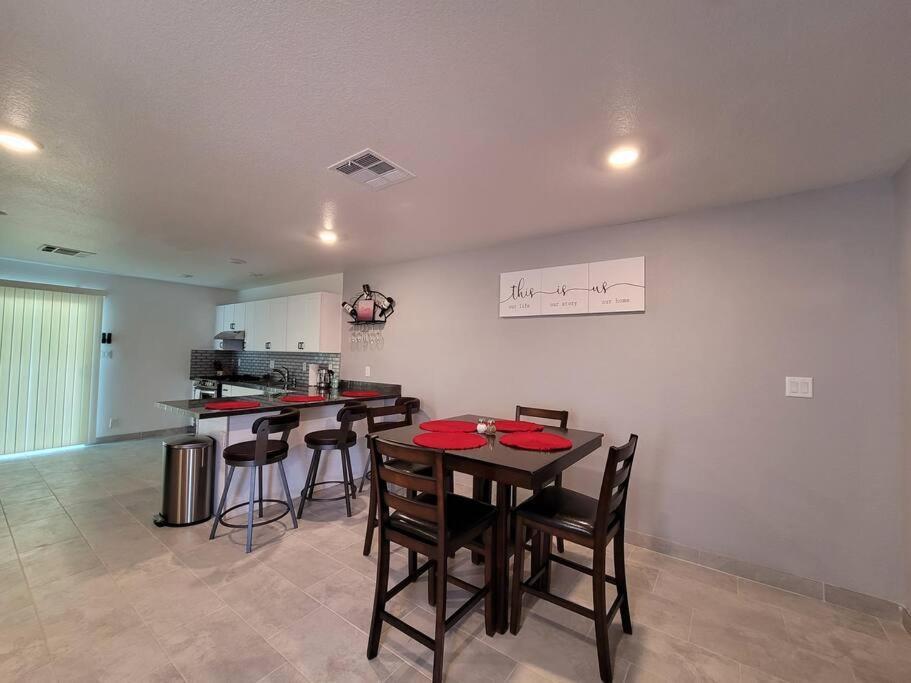 Cheerful, Fresh And Spacious 3 Bedroom Townhome, Сasa de vacaciones *